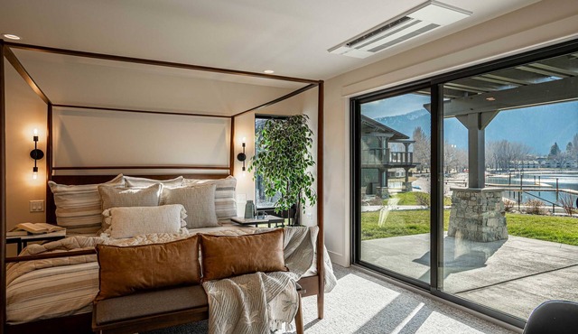 Luxury Lakefront Condo C1 + BBQ in Wapato Chelan