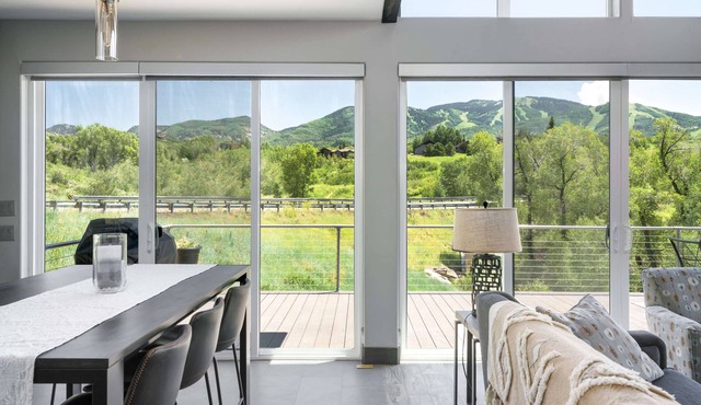 Luxury Mountain Retreat with Stunning Views!