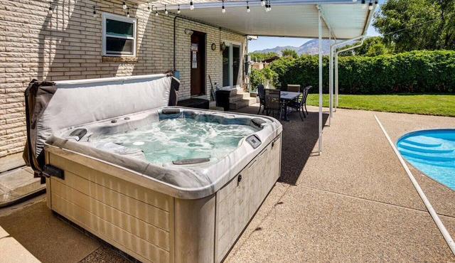 Luxury Mountain View Retreat w/Pool & Hot tub