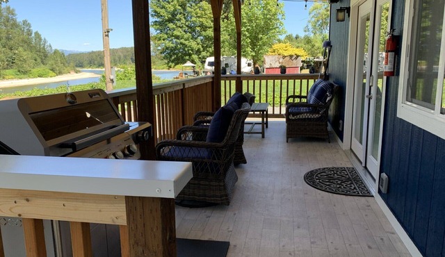 Luxury private river front, 1-bedroom cottage in Monroe