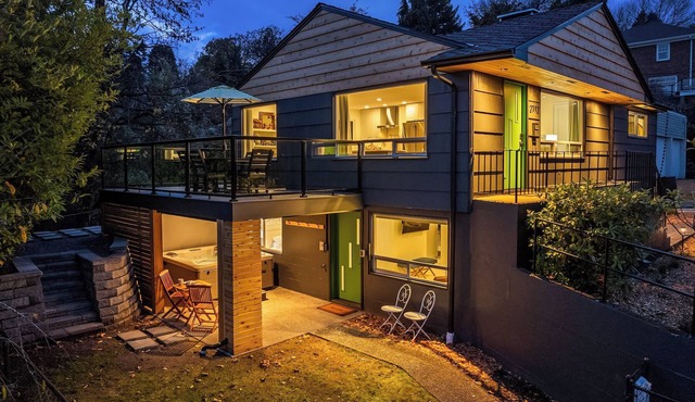 Luxury Spa, Patio, Deck & Views of Puget Sound in the Heart of Old Town, Tacoma