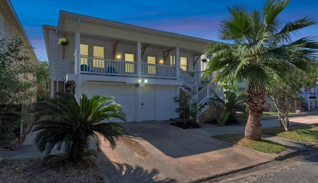 M Street Double | Top Floor of a Historic Triplex Sleeps 12 Walk to Beach