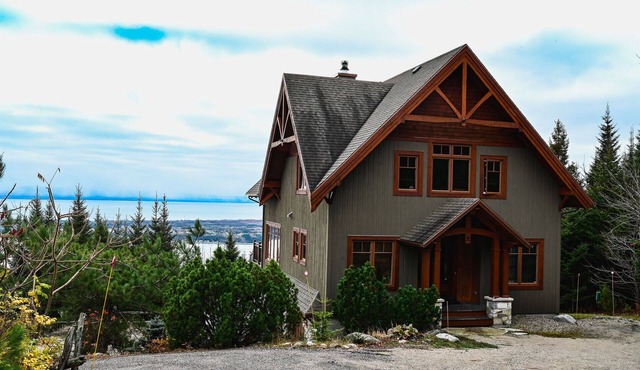 Magic Chalet: Breathtaking River View, Spa in Les Éboulements