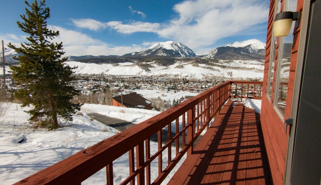 Magnificent Hilltop Views - 4br, garage, patio