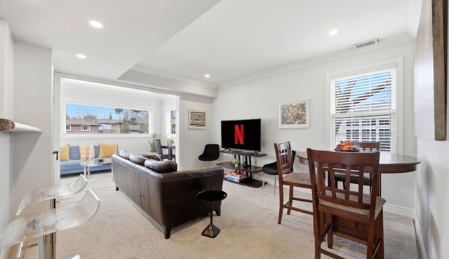 Main Floor 2BR Retreat, 2 Parking, 1 Bath & Wi-Fi in Pickering