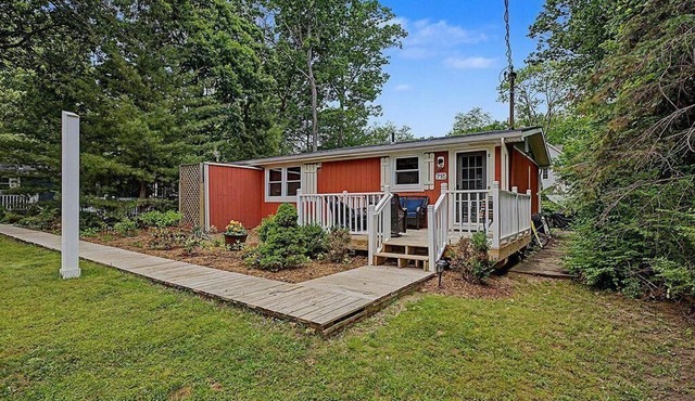 Maple Ridge Red Cottage HOT TUB!