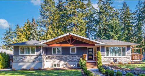 Mercer Island Modern Family-Friendly Home I-90