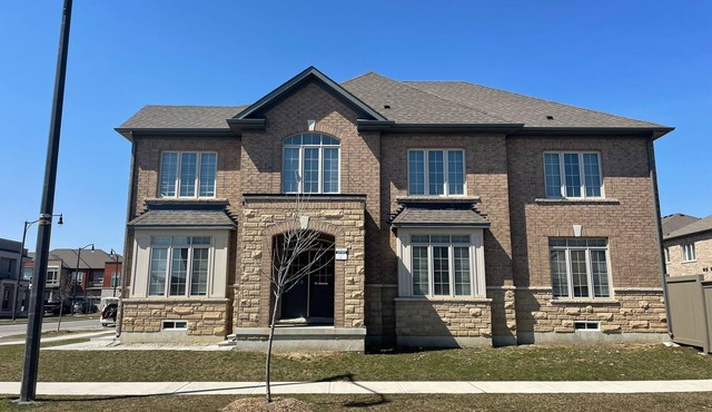 Mesmerizing 6 Bed 3.5 Corner Detached Home with 4 Parkings in Brampton