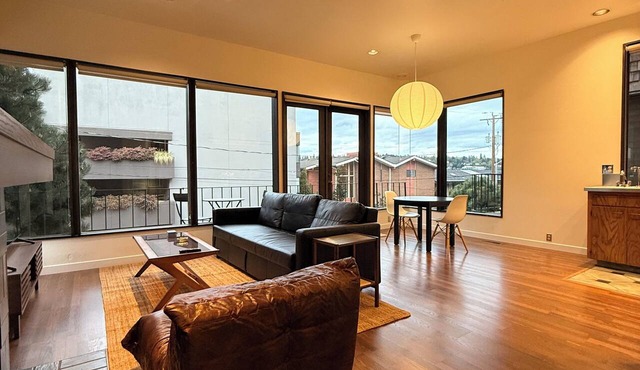 Mid Century Modern 2-bedroom apartment in the heart of Seattle