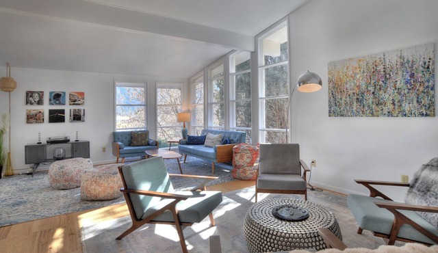 Mid Century Mtn Home and a cabin on 3 acres - 10 Min to DGO - AC-Hot Tub