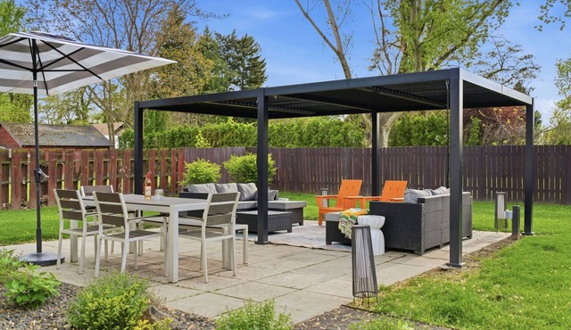 Mid-Mod Marvy 4 Bedrooms/Sleeps 8 Relaxed & roomy