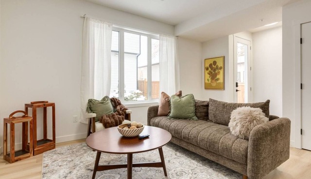 "Mint & Mahogany" 3bdrm 5 mins to C-Train! in Calgary