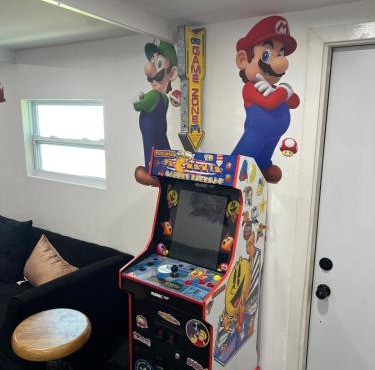 Miramar Retreat Arcade Game Room King Bed 25 Min to Hollywood Beach