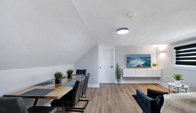 Modern 1 Bdrm|Laundry|BBQ|Deck in Welland