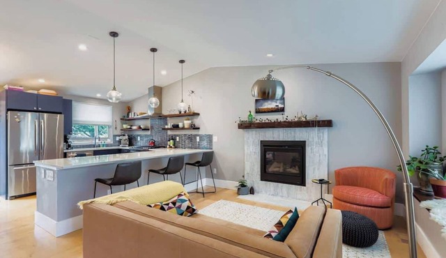Modern 2 BR with Outdoor Living - Walk to Downtown