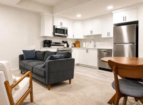 Modern 2BR Private Suite in SW Calgary