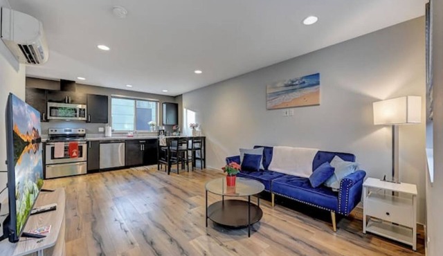 Modern 3 BR Townhouse just steps to Alki Beach