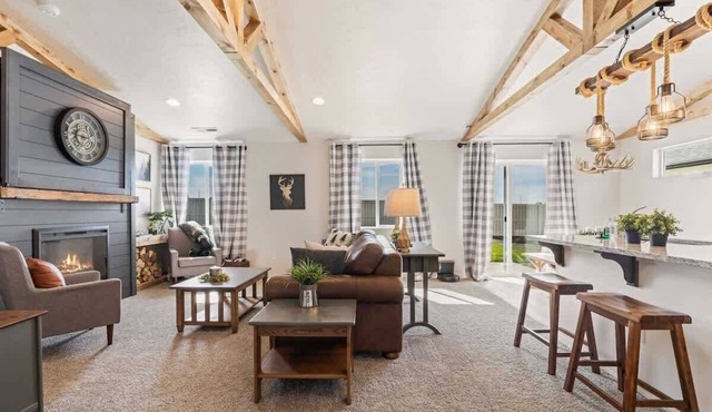 Modern 3BR Caldwell Getaway w/Patio & Mountain Views | Sleeps 10