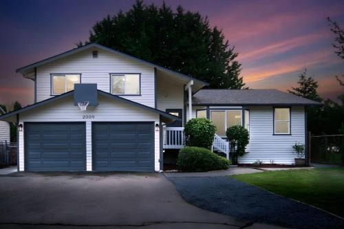 Modern 7-Bedroom Home with Spacious Yard, Pet-Friendly, and King Beds