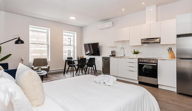 Modern and New Studio in the Heart of the City by Den Stays