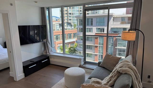 Modern Downtown Vancouver 1BR w/Secure Parking