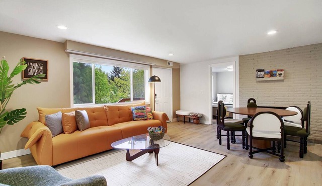 Modern Duplex Unit w/Backyard, Near Transit in Seattle