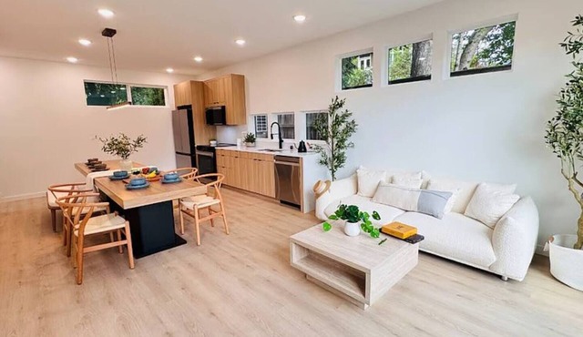 Modern Furnished 4BR/2BA Near UW Northgate Station