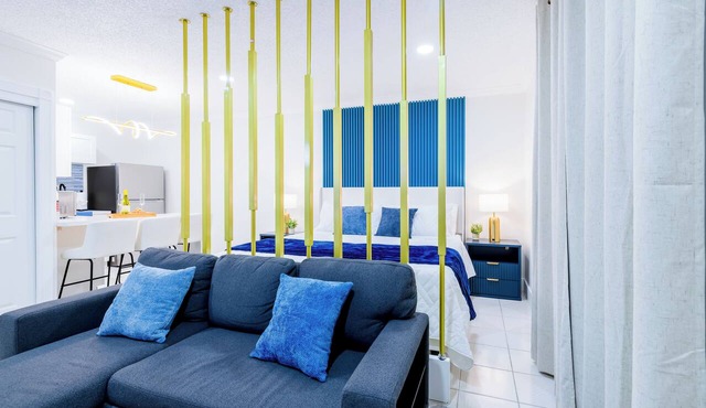 Modern King Studio, Fast Wi-Fi and Parking, Near Airport in Miami