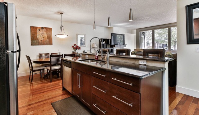 Modern open concept, close to DT and Free UG Parking. Discounted Monthly Rate. in Calgary