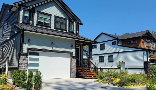 Modern, self-contained 2b/1.5 b suite w/workspace in Maple Ridge