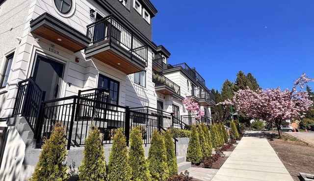 Modern Spacious 2 Bed 2 Bath Townhouse in Vancouver