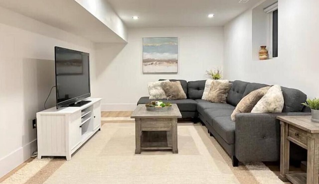 Modern, Spacious 2 Bedroom Suite in Grimsby