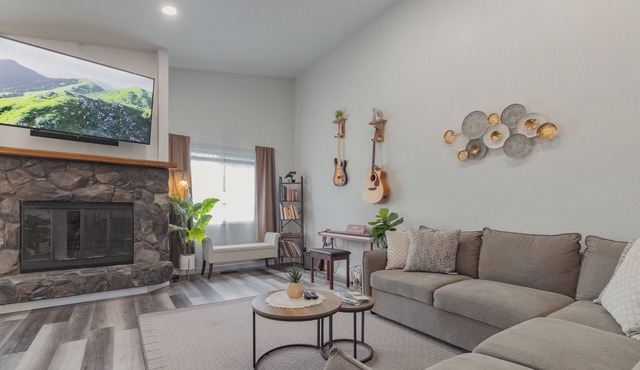 Modern Upstairs Apartment Near Airport & Trails #B