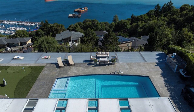 Mount Rainer/Water/Skyline View-Central AC-Mini Outdoor Golf-Private Heated Pool