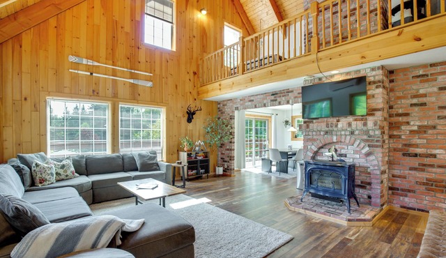 Mount Rainier Views & Hot Tub: Pet-Friendly Cabin!