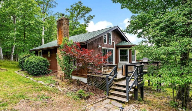 Mountain View Cabin with Hot Tub, Fire Pit and Grill in Berkeley Springs , WV in Berkeley Springs