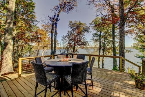 Near All-Season Trails: Lakefront Crosby Getaway!