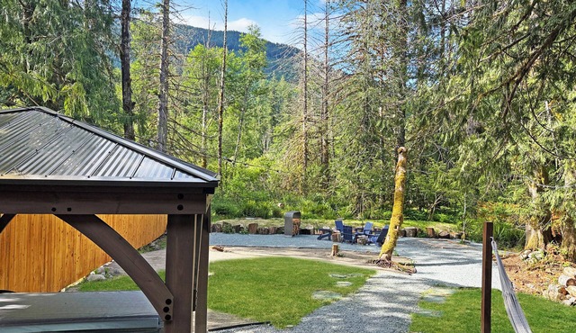 New build with 180° mountain views, 2 king beds, AC & hot tub.