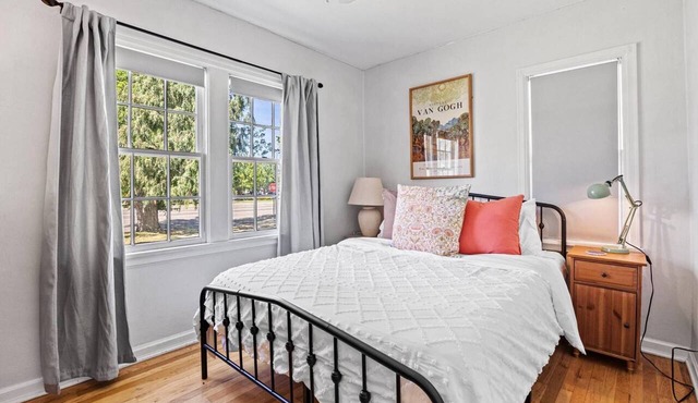 NEW! Cheerful Dog Friendly 1937 Cottage w/Electric Fireplace! 5 min Drive/20 min Walk to Hyde Park