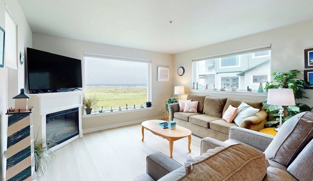 NEW! Hot Tub, Pool, BBQ, Beach Access, Gym (DDreaming)