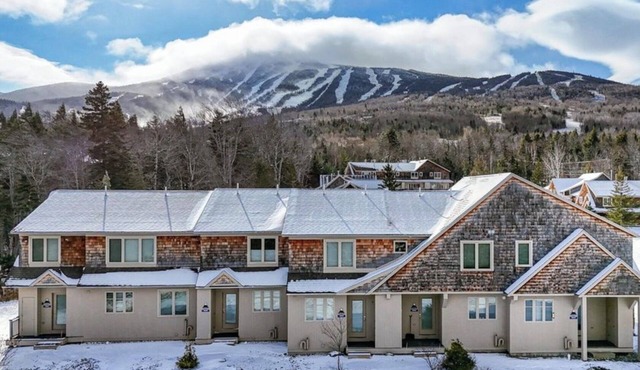 [NEW LISTING] Luxury Ski in/Ski Out Sugarloaf Trailside Retreat. Hot Tub!
