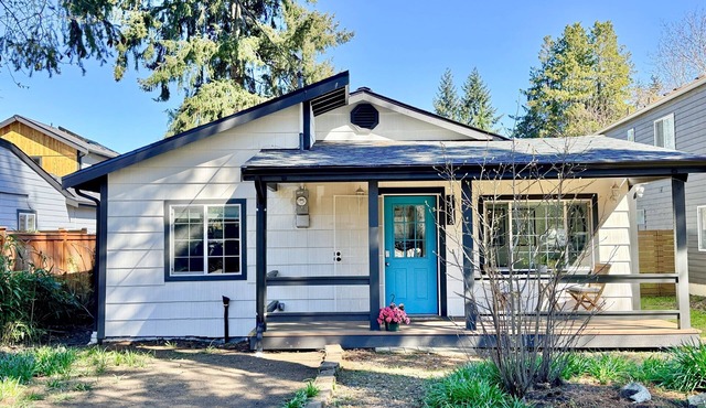 NEW! Peaceful Bungalow Close to Lightrail Yard