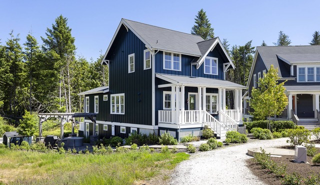 *NEW* Seabrook's Innisfree: Hot Tub & Dog Friendly!