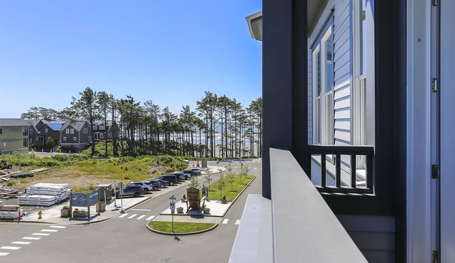New* Seabrook's Windjammer: Ocean View loft in the Town Center!