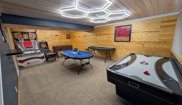 Newly Renovated 4-bedroom house w/Game Room Close to Everything!