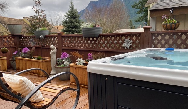 North Bend Downtown Cottage - private hot tub Mt Si view by North Bend Escapes