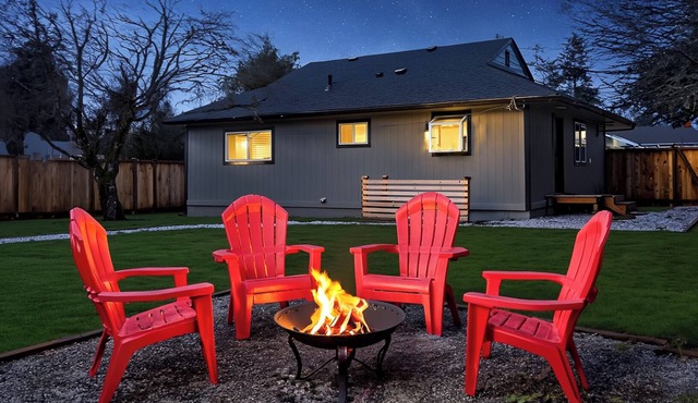 Now with AC! Great N Tacoma Location: Spacious Yard-Game Room- King Bed-Firepit