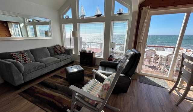 Ocean Front Cabin 10 with Jacuzzi & Breathtaking Views - The Ocean Mariner - Just STEPS TO THE BEACH (Private Beach Owned by White Rock Resort) in Smith River