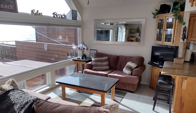 Ocean Mist Oceanfront Rental at White Rock Resort with private deck and jacuzzi in Smith River