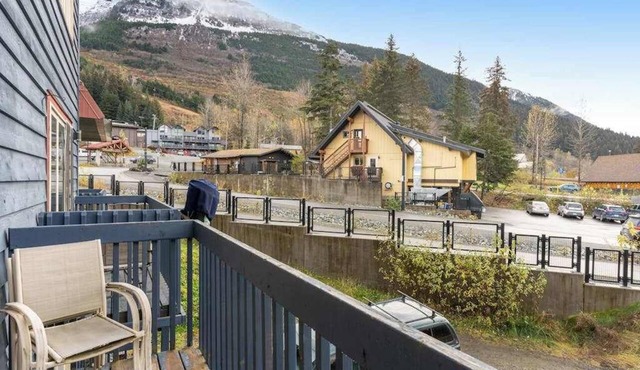 Olympic Loop 405S | Ski-In/Ski-Out Condo | Fireplace & Balcony